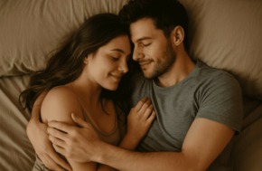 premier rapport sexuel — couple tendre et complice s’apprêtant à vivre leur première fois