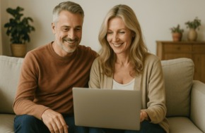 sites de rencontre après 40 ans couple souriant d'âge mûr utilisant un ordinateur portable ensemble