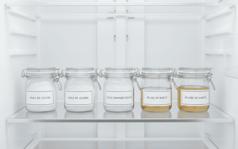 Contenants en verre propres et étiquetés pour conserver des lubrifiants intimes maison au réfrigérateur