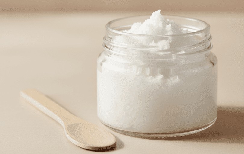 Pot d’huile de coco vierge bio utilisée comme lubrifiant intime naturel