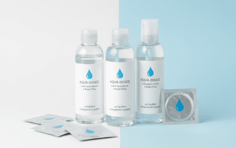 Lubrifiant à base d'eau avec préservatifs sur fond blanc