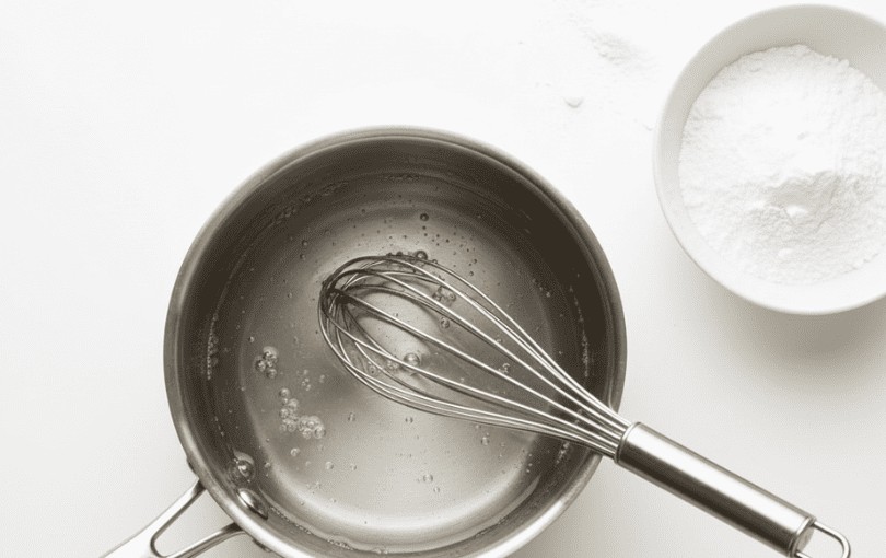 Préparation d’un gel lubrifiant maison avec de la fécule de maïs dans une casserole