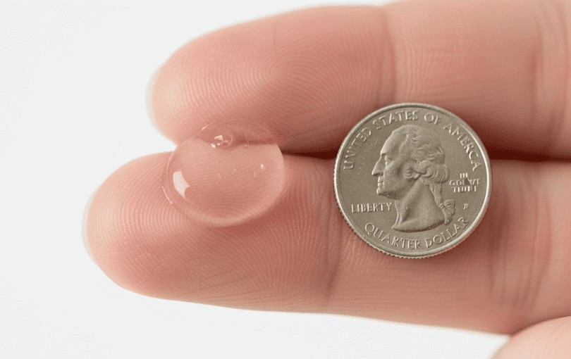 Démonstration visuelle de la quantité idéale de lubrifiant sur une main