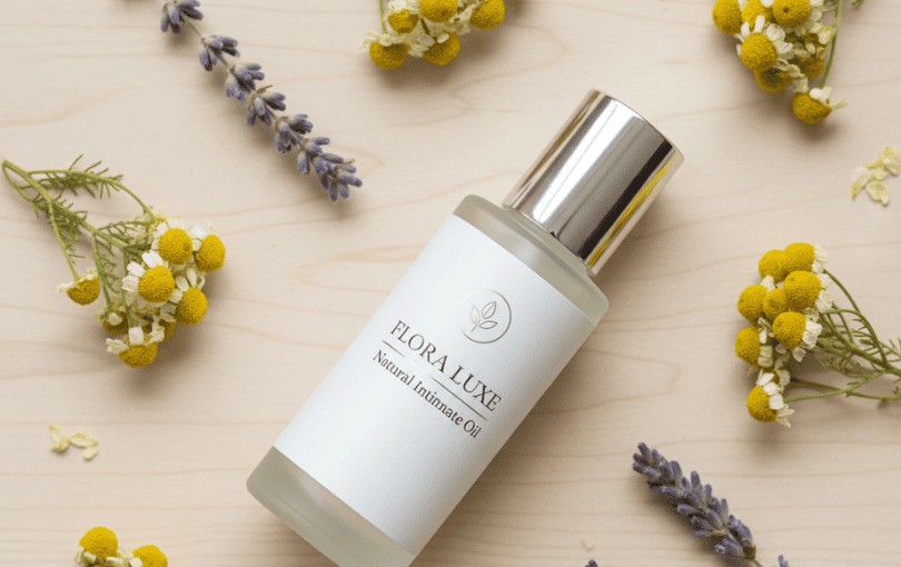 Composition florale douce avec produit de soin symbolisant le naturel