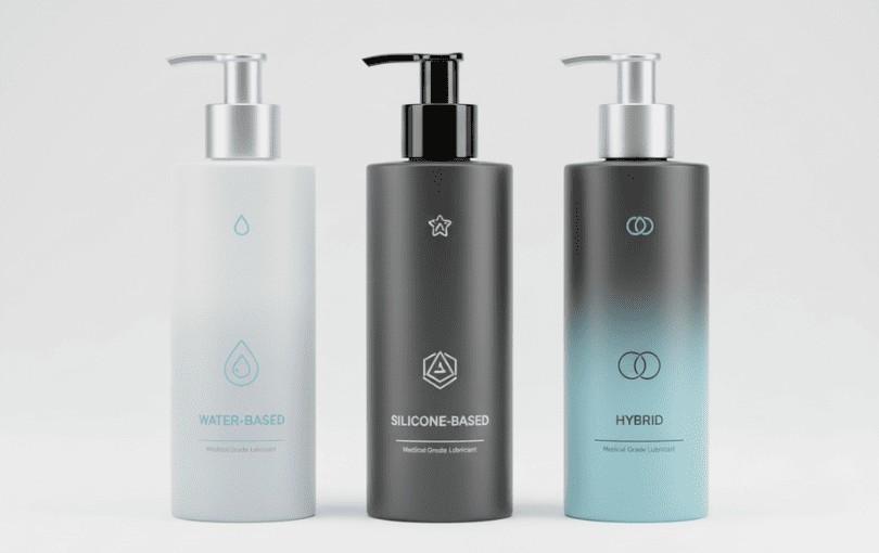 Trois flacons de lubrifiants différents côte à côte représentant les formules eau, silicone et hybride